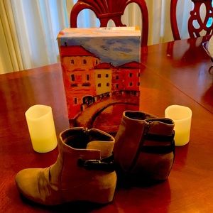 Size 91/2 Bare Traps boots